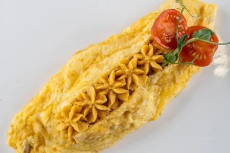 Recetas ECV Tortilla francesa rellena de Cremoso de Lingote de Mar, tomate Cherry y albahaca