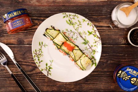 Rollitos de calabacín con esferas de salmón